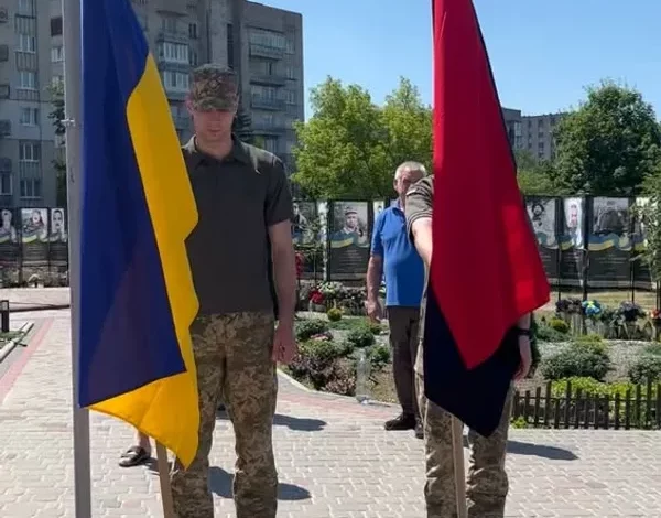 Новороздільська громада зустріла кортеж із тілом воїна Романа Надорожного