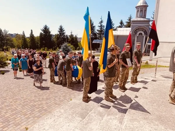 Новороздільська громада попрощалася із захисником Романом Надорожним