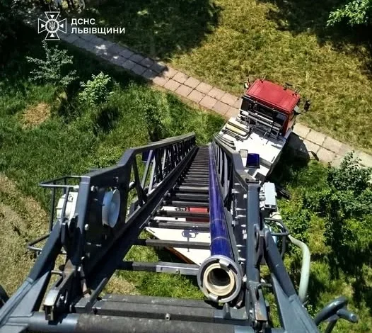 У Новояворівську рятувальники через балкон потрапили до квартири 80-річної жінки