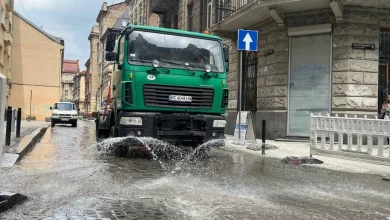 У Львові через спеку щогодини поливатимуть вулиці та трамвайні колії