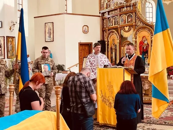 Новороздільська громада попрощалася із захисником Тарасом Колодієм