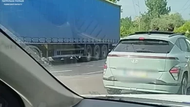У Львові водій Hyundai перевозив підлітків, що висувалися з люка авто