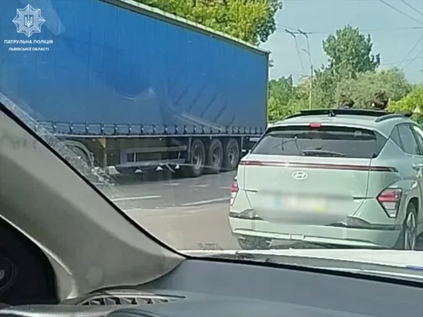 У Львові водій Hyundai перевозив підлітків, що висувалися з люка авто