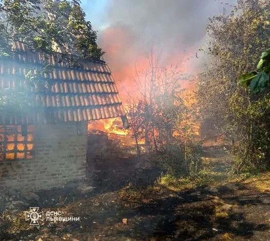 У Великих Глібовичах ліквідували масштабну пожежу в приватному господарстві