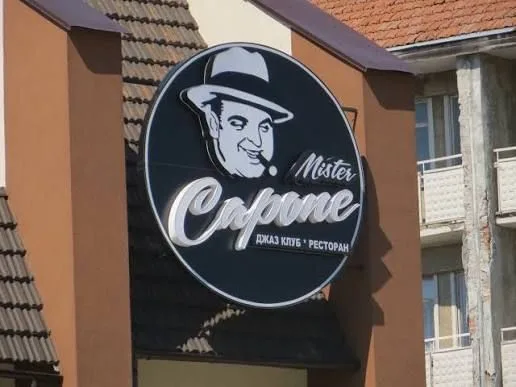У Дрогобичі демонтують вивіску «Аль Капоне» на готелі «Тустань»