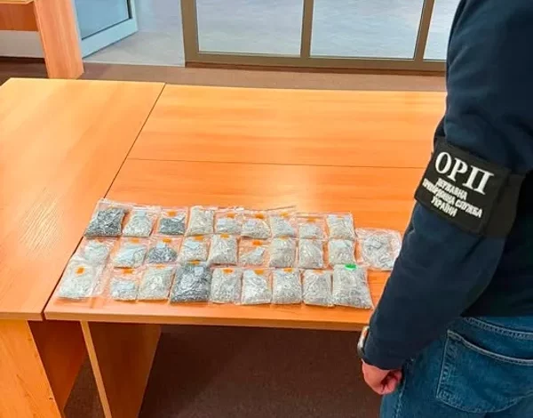 На пункті пропуску «Угринів» виявили тайник із 7,7 кг срібла