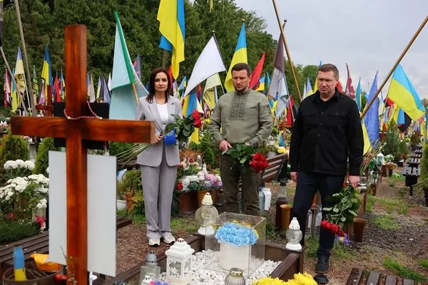 На Львівщині вшанували загиблих Героїв з Херсонщини та відзначили річницю центру підтримки ВПО