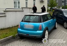У Львові в автомобілі знайшли мертвого чоловіка з вогнепальним пораненням