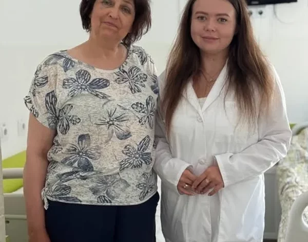 62-річна Валентина з Новояворівська попри ревматоїдний артрит плете сітки для ЗСУ