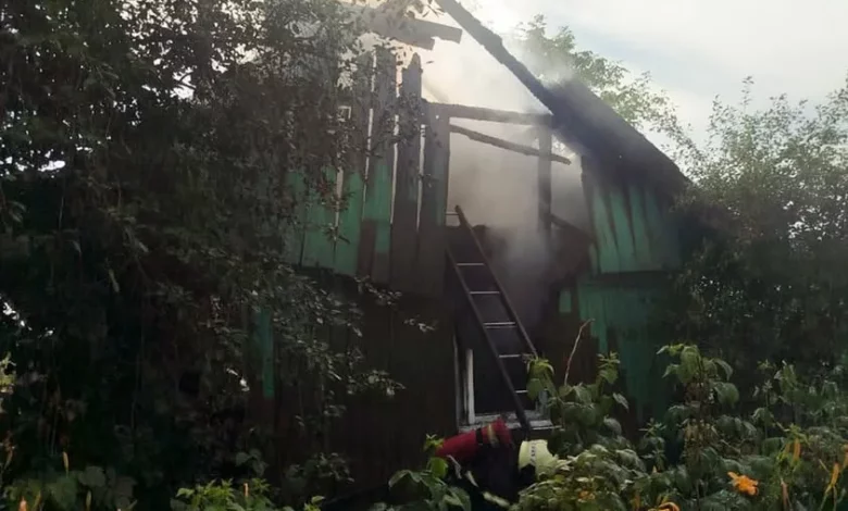 На Львівщині загорівся житловий будинок: рятувальники не допустили знищення двох будівель