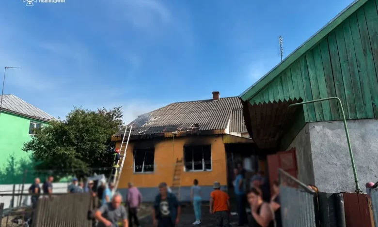 У Дулібах сусіди допомогли стримати пожежу в житловому будинку