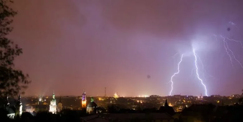 У Львові до кінця доби очікують грозу, шквал і град