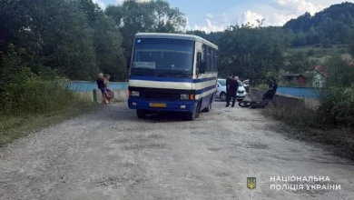 У селі Дрогобицького району мотоцикліст травмувався внаслідок зіткнення з автобусом