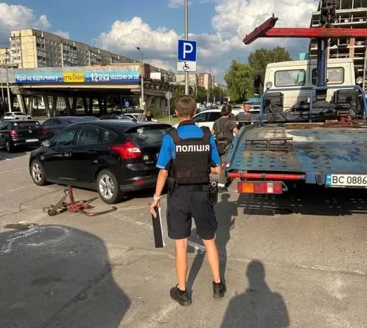 На Львівщині патрульні штрафують за паркування на місцях для людей з інвалідністю