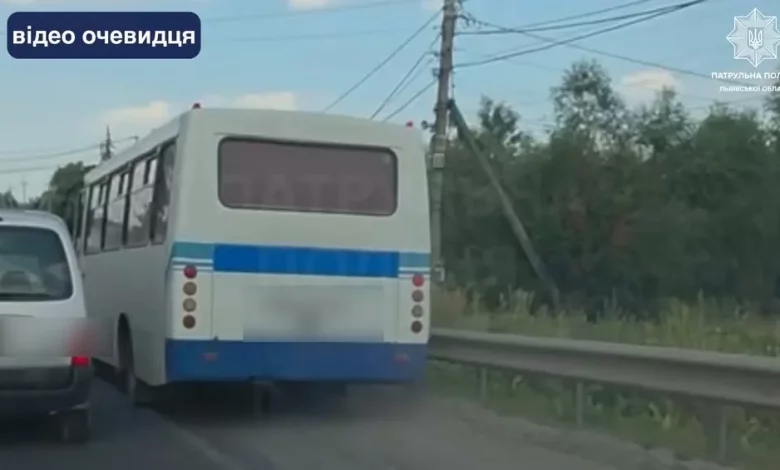 У Малехові водій маршрутки порушив ПДР: патрульні провели з ним бесіду