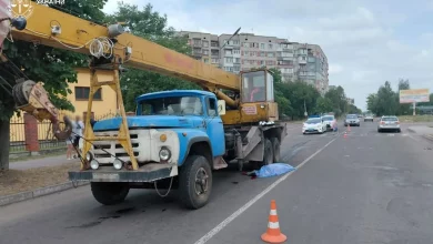 У Шептицькому автокран на пішохідному переході збив двох людей: один загинув