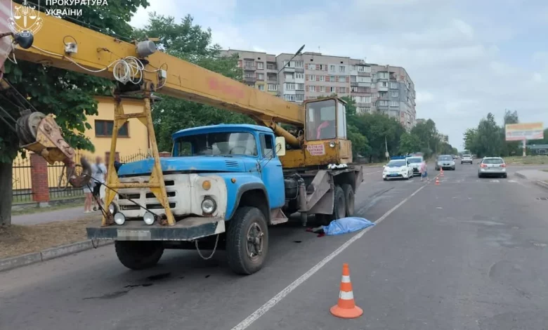 У Шептицькому автокран на пішохідному переході збив двох людей: один загинув