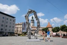 У Львові на площі Митній відкрили інсталяцію «Пройти через…»