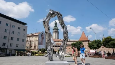 У Львові на площі Митній відкрили інсталяцію «Пройти через…»