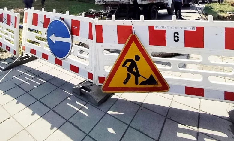 На вулиці Галицької Армії через аварію на колекторі перекрили рух транспорту