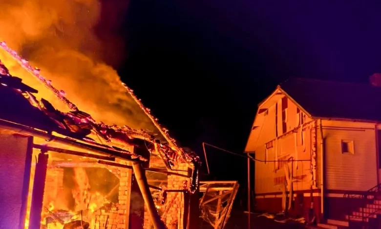 У Доброгостові під час пожежі літньої кухні врятували житловий будинок