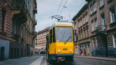 У Львові через провалля на дорозі змінили маршрут трамвая № 9
