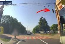 У Львові водій маршрутки проїхав на червоне світло світлофора
