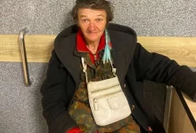 У Львові розшукали жінку, яка підпалила декор на фасаді магазину