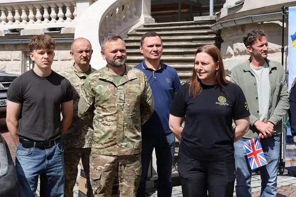 Британські благодійники привезли до Львова ще 20 позашляховиків для ЗСУ