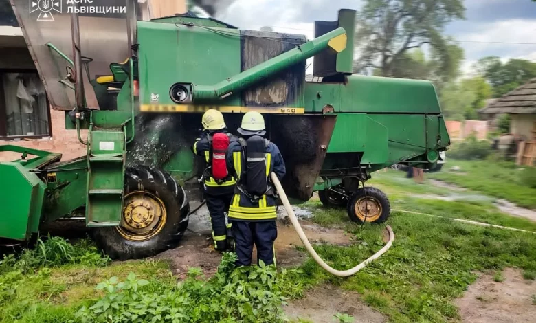 У селі Черневе на Яворівщині рятувальники загасили пожежу комбайна