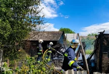 У Шептицькому районі рятувальники зупинили пожежу в двох будівлях