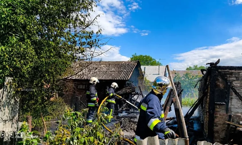 У Шептицькому районі рятувальники зупинили пожежу в двох будівлях