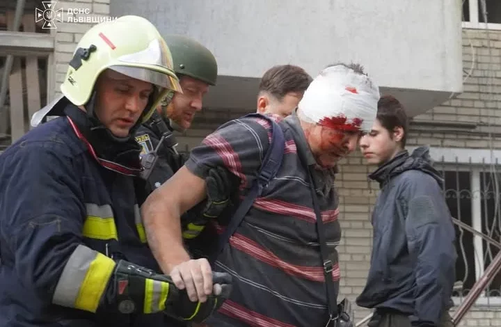 У Львові 8 людей поранено та 7 врятовано після ракетного удару