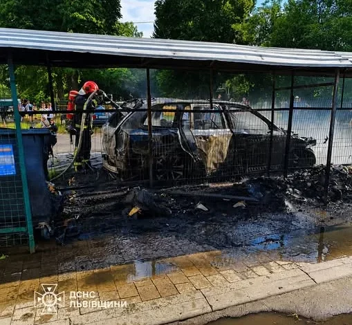 У Львові загорілися сміттєві контейнери й авто на вулиці Володимира Великого