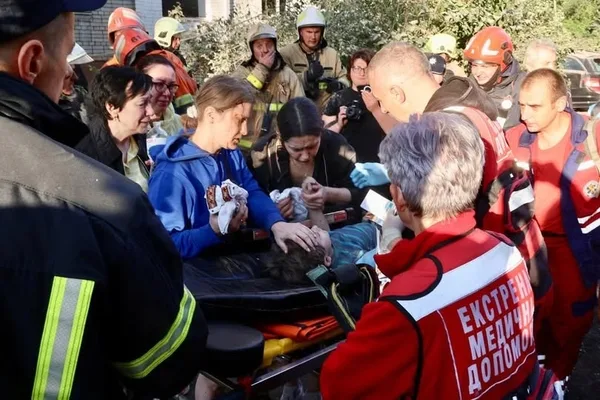 У Львові ліквідовують наслідки ракетного удару: понад 30 поранених