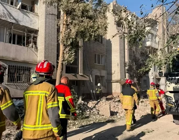 У Львові з-під завалів будинку деблокували девʼятьох людей