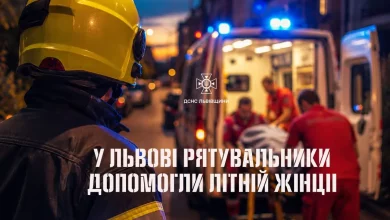 У Львові рятувальники через балкон дісталися до травмованої пенсіонерки