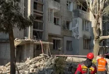 На мосту Патона триває рятувальна операція: з-під завалів дістали літню жінку