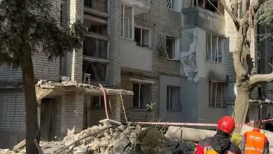 На мосту Патона триває рятувальна операція: з-під завалів дістали літню жінку