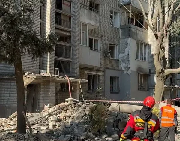 На мосту Патона триває рятувальна операція: з-під завалів дістали літню жінку