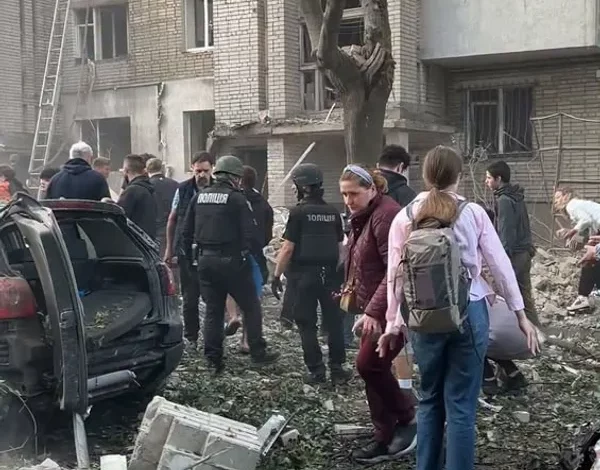 На вулиці Патона триває рятувальна операція під завалами будинку