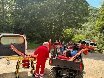 На горі Парашка рятувальники евакуювали травмованого туриста