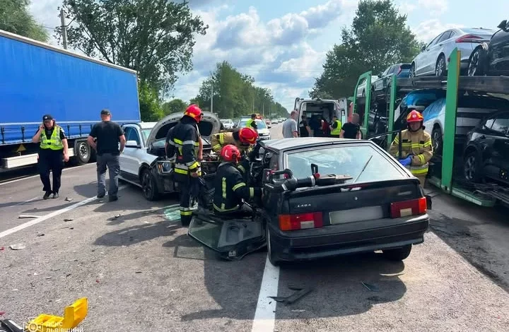 У Бартатові рятувальники деблокували двох людей з пошкодженої LADA