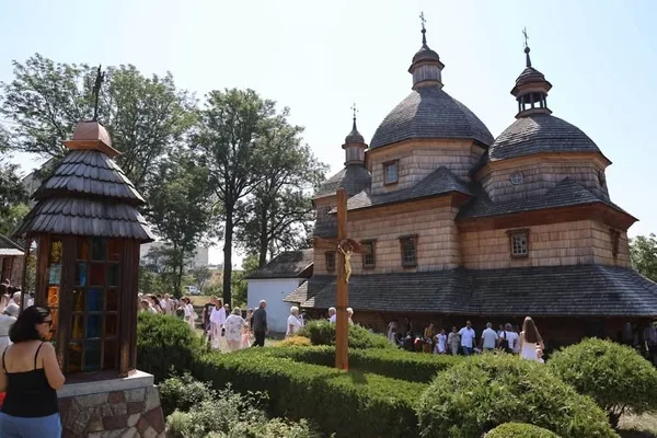 У Жовкві після реставрації відслужили перший молебень у Церкві Пресвятої Трійці