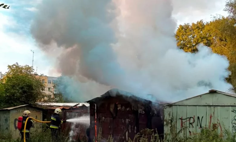 У Дрогобичі загорілися три металеві гаражі, рятувальники вберегли ще чотири