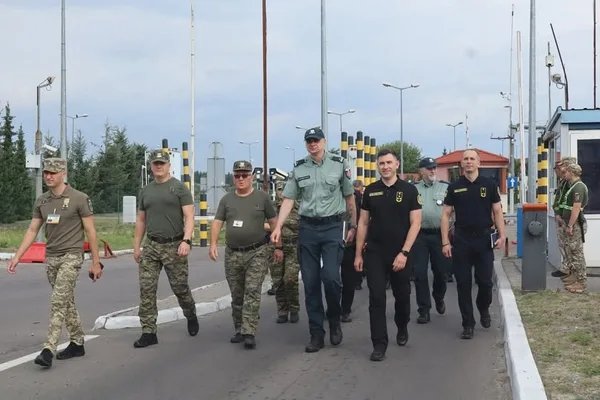 На пункті пропуску «Рава-Руська – Хребенне» провели чотиристоронню нараду щодо руху вантажів