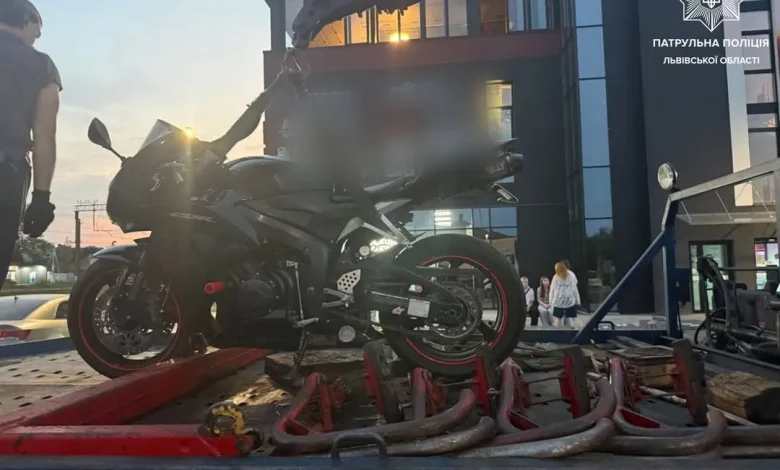 У Рудно мотопатруль виявив мотоцикл з можливими підробленими номерами