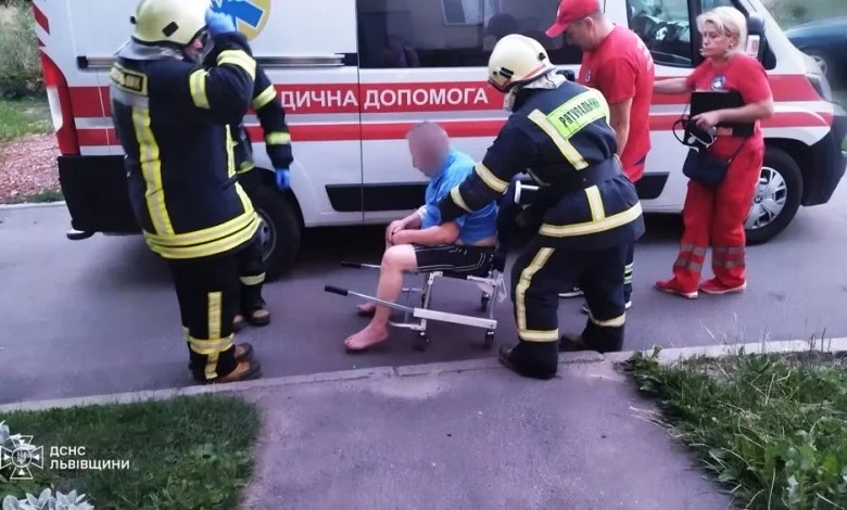 У Новому Роздолі рятувальники допомогли медикам транспортувати хворого