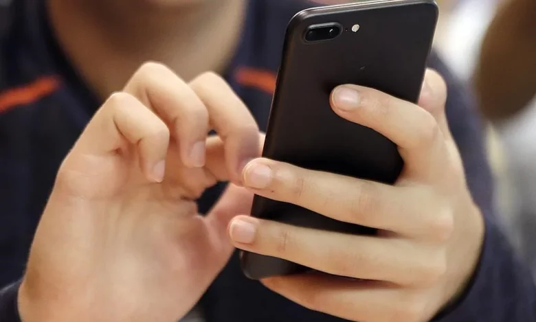 Служба Kids Help Phone фіксує різкий ріст нічних звернень молоді