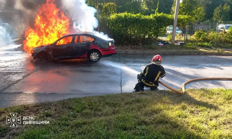 У Львові на вулиці Єрошенка згорів автомобіль Škoda Octavia